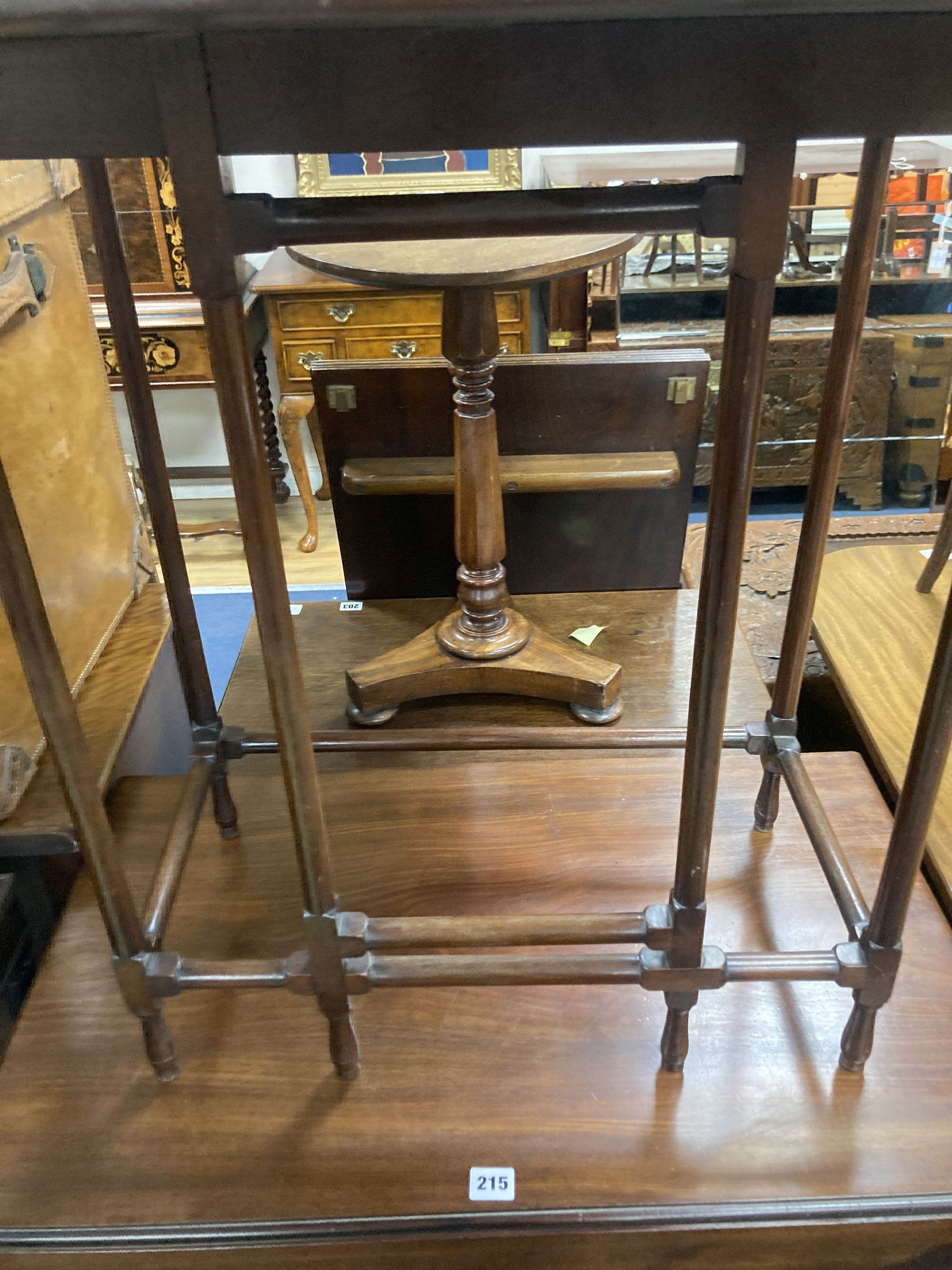 An Edwardian mahogany single drop flap spider table, width 60cm, depth 31cm, height 72cm